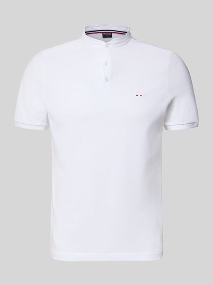 Produktfoto, Regular Fit Poloshirt mit Stehkragen von HECHTER PARIS in Weiß, reine Baumwolle, Knopfleiste, Label-Stitching, Rückenlänge 67 cm bei Größe M, glatte Textur, klare Linien, neutraler Hintergrund