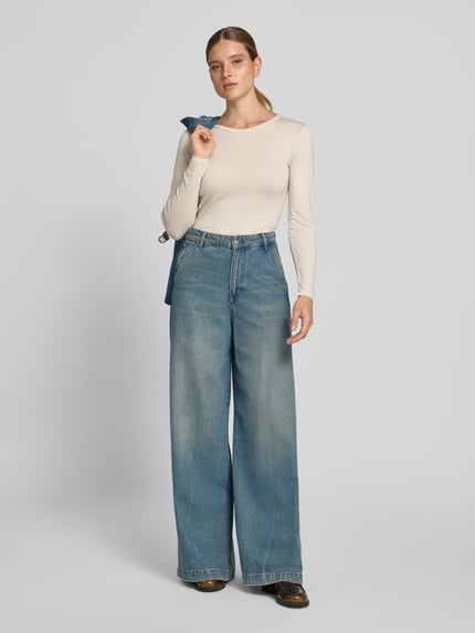 Vrouwenmodel draagt shirt met lange mouwen van mix van viscose en elastaan, slim fit, model 'Liana' van FREE/QUENT, ronde hals, ruglengte bij maat S 59 cm, effen lichtbeige kleur, gladde textuur, geheellichaamsaanzicht van voren.