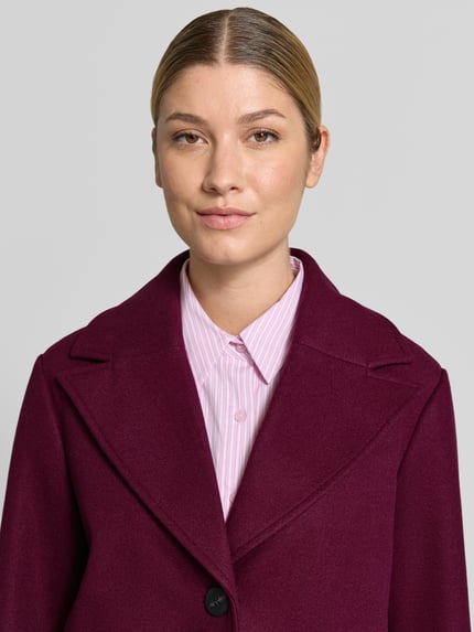 Frauenmodel trägt Jacke mit Ärmelriegeln Modell 'SOLO' von VILA in Beere, Reverskragen, Knopfverschluss, Nahaufnahme Oberkörper. Damen Jacke Regular Fit, Eingrifftaschen, Rückenlänge 56 cm, Schulterbreite 43 cm, Brustweite 54 cm, Ärmellänge 64 cm.