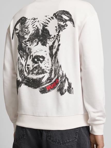 Männermodel draagt Regular Fit Sweatshirt uit pure katoen model 'DUBRAXO' van HUGO, wit met zwarte hondenprint, labelstiksel, lange mouw, geribde boorden, unicolor, crew neck, materiaal sweat, Ganzkörperansicht Rückansicht.