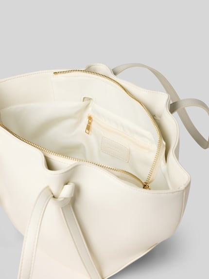 Produktfoto, Shopper mit Label-Detail Modell 'RYD' von Seidenfelt in Creme mit Hauptfach, Reißverschluss, Schulterriemen, glatte Oberfläche, Breite 40 cm, Länge 23 cm, Tiefe 12 cm, Länge Schulterriemen 59 cm.