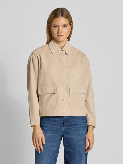 Frauenmodel trägt Lederjacke mit Pattentaschen von Smith and Soul aus Ziegenleder in Beige, Relaxed-Fit, Umlegekragen, Knopfleiste, Ganzkörperansicht von vorne.