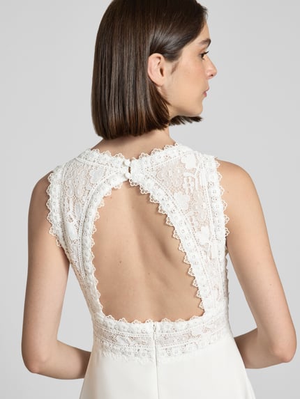 Frauenmodel trägt Abendkleid mit floralem Stitching von Luxuar, semitransparentes Design, Ganzkörperansicht Rückansicht, tailliert, V-Ausschnitt, Ärmelloses-Design, Rückenlänge bei Größe 36: 128 cm, Brustweite bei Größe 36: 38 cm.