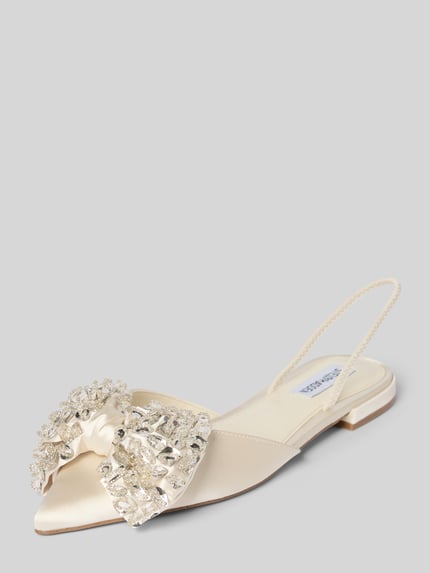 Produktfoto, Slipper mit Ziersteinbesatz Modell 'Sloane' von Steve Madden in Creme mit Spitze, Zierschleife, offener Ferse und glatter Sohle.
