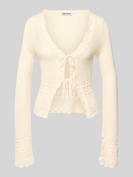 Produktfoto, cremefarbene Strickjacke mit Schnürung von REVIEW aus Reine Baumwolle, Regular-Fit, Wellensaum, Rückenlänge 47 cm, Ärmellänge 80 cm