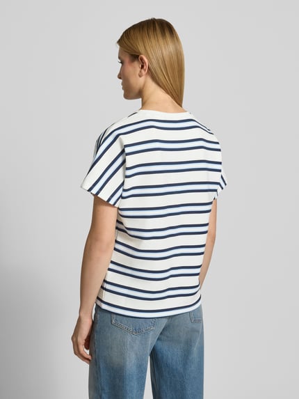 Kobiece model prezentuje damski t-shirt z mieszanki materiałów z domieszką modalu, krój relaxed fit, model 'BARNI' od Soyaconcept, okrągły dekolt, widok całej sylwetki od tyłu.
