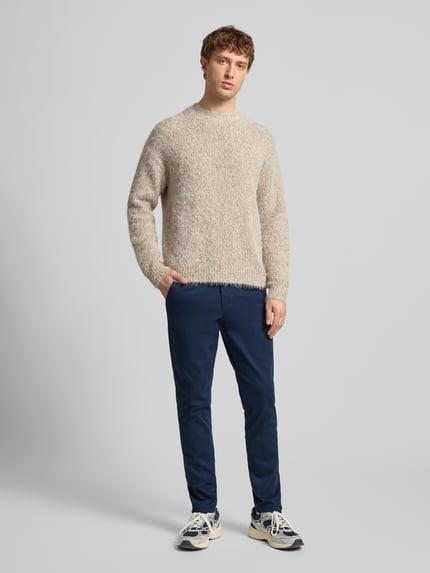 Männermodel trägt Baggy Fit Jeans im 5-Pocket-Design Modell 'MARCO BOWIE' von JACK & JONES aus reiner Baumwolle, Ganzkörperansicht von vorne.