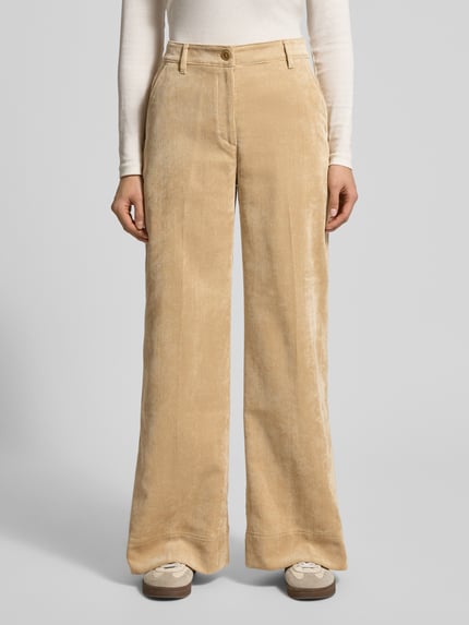 Frauenmodel trägt Regular Fit Cordhose mit Gürtelschlaufen Modell 'C_TACODI' von BOSS Orange, beige, Optik: Unifarben, 5-Pocket-Design, Materialverarbeitung: Cord, Ganzkörperansicht von vorne.