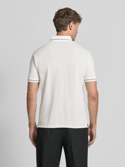 Männermodel trägt Slim Fit Poloshirt mit Label-Stitching von Emporio Armani aus reiner Baumwolle in Weiß, Rückenlänge 68 cm, Ganzkörperansicht Rückansicht.