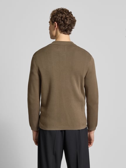 Männermodel trägt Regular Fit Strickjacke aus reiner Baumwolle von Marc O'Polo, Optik: unifarben, Feinstrick, Ganzkörperansicht Rückansicht.