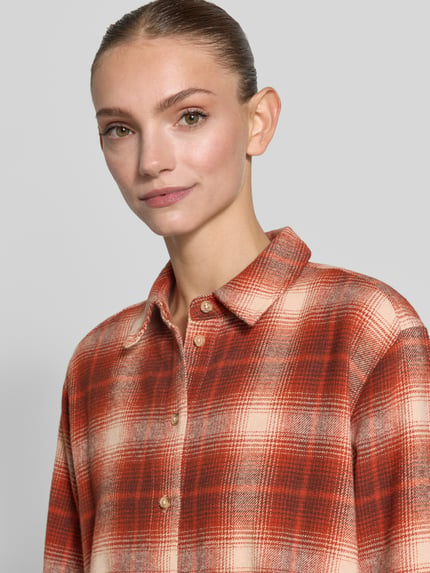 Vrouwenmodel draagt Regular fit blouse met lange mouwen van puur katoen van Jake*s Casual in oranje-wit ruitpatroon, close-up bovenlichaam.