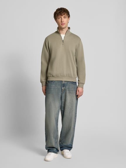 Männermodel trägt Regular Fit Sweatshirt mit Troyer-Kragen Modell 'Bradley' von Jack & Jones in Beige, Material-Mix, Ganzkörperansicht von vorne.