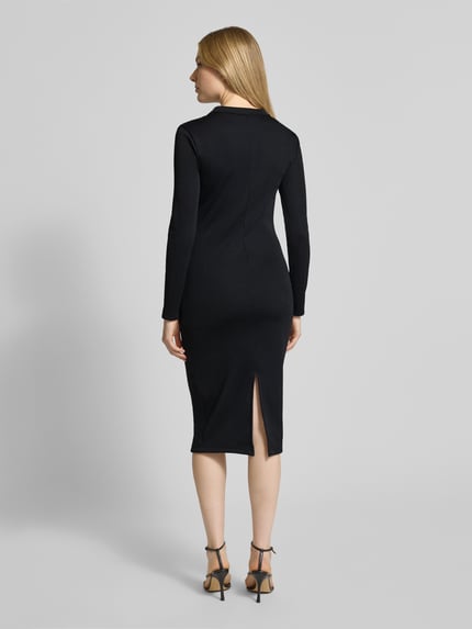 Vrouwenmodel draagt een zwart Midikleid met Label-Detail van ARMANI EXCHANGE, getailleerd, ruglengte 110 cm, geheel van achteren.
