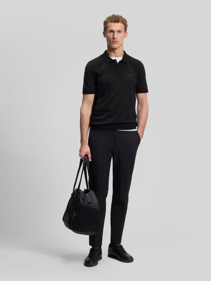 Männermodel trägt Poloshirt mit Logo Detail von BOSS Green, Optik: Unifarben, Passform: Regular-Fit, Ganzkörperansicht von vorne.