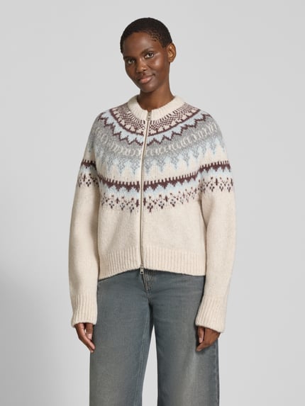 Frauenmodel trägt Regular Fit Strickjacke mit Allover-Muster von Closed, heller Woll-Mix mit Alpaka-Anteil, Zweiwege-Reißverschluss, Ganzkörperansicht von vorne