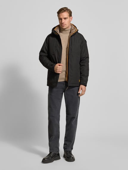 Mannelijk model draagt zwarte Jacke mit Kapuze van PME Legend met capuchon en ritssluiting, regular fit, geheel lichaamsaanzicht van voren.