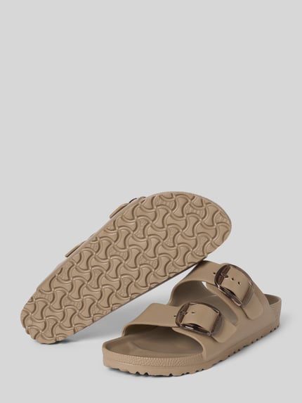 Produktfoto, Slipper mit offener Ferse Modell 'Arizona' von Birkenstock in Beige mit abgerundeter Ferse, Logo-Detail, Absatzhöhe 4 cm, strukturierte Sohle