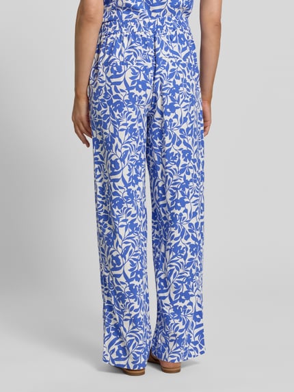 Frauenmodel trägt Wide-Leg-Pants mit französischen Eingrifftaschen von Betty Barclay, Leinen-Mix mit Viskose-Anteil, Ganzkörperansicht Rückansicht.