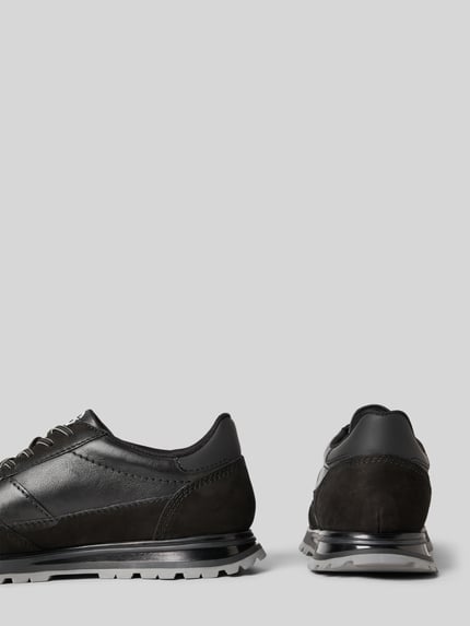 Produktfoto, Sneaker met labeldetail model 'Philip' van Bugatti voor heren, echt leer, afgeronde punt, gestructureerde zool, zwarte tinten