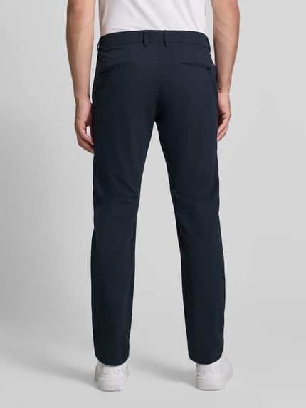 Männermodel trägt Tapered Fit Hose mit Gesäßtaschen von MCNEAL in Dunkelblau, glatte Textur, Eingrifftaschen, Ganzkörperansicht Rückansicht. Bundweite bei Größe M: 45 cm, Innenbeinlänge bei Größe M: 80 cm, Knopf- und Reißverschluss.