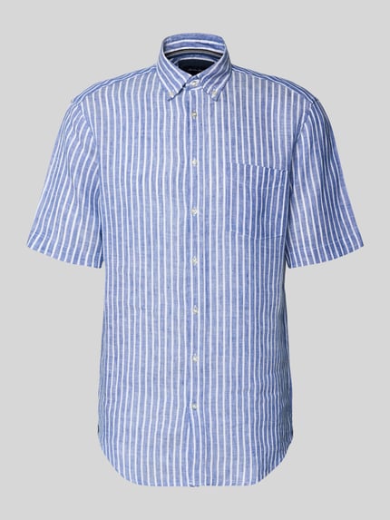 Produktfoto, Regular Fit Freizeithemd aus Leinen von Christian Berg Men in Blau-Weiß mit Streifen, Button-Down-Kragen, Kurzarm, Knopfleiste, Brusttasche, reine Leinenstruktur, lockerer Schnitt.