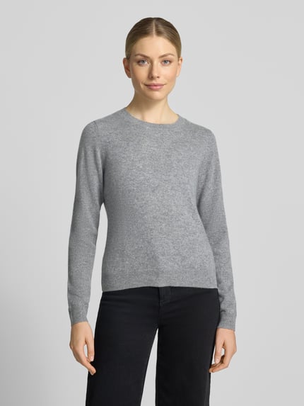 Vrouwenmodel draagt Slim Fit gebreide pullover uit puur kasjmier van Christian Berg Woman, grijs, getailleerde pasvorm, elastische boordjes, Ruglengte bij maat S: 54 cm, Mouwlengte bij maat S: 65 cm, Ganzkörperansicht von vorne.