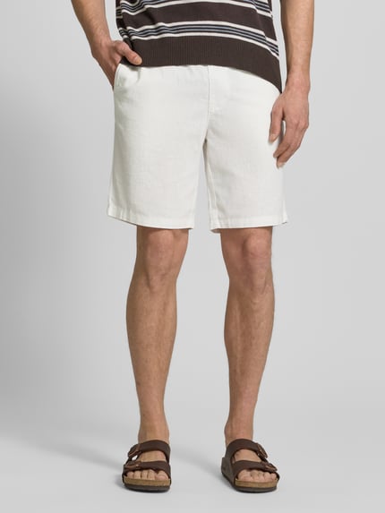 Männermodel trägt Shorts aus Leinen-Baumwoll-Mix Modell 'barton' von Matinique in Regular-Fit, elastischer Bund mit Tunnelzug, Nahaufnahme Oberkörper bis Knie, helle Farbe, glatte leichte Textur, Bundweite 43 cm, Innenbeinlänge 21 cm, Größe M.