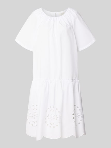 Produktfoto, biała sukienka 'Knielanges Kleid mit Lochstickerei und Rundhalsausschnitt' z haftem angielskim od Christian Berg Woman, bawełna, krój straight fit, długość do kolan, okrągły dekolt z marszczeniem, długość tyłu w rozmiarze 36: 106 cm, szerokość w rozmiarze 36: 48 cm, długość rękawów w rozmiarze 36: 23 cm