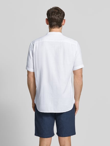 Männermodel trägt Regular Fit Freizeithemd mit Brusttasche von Christian Berg Men in Weiß mit Stehkragen, Kurzarm, Rückenansicht Ganzkörperansicht.