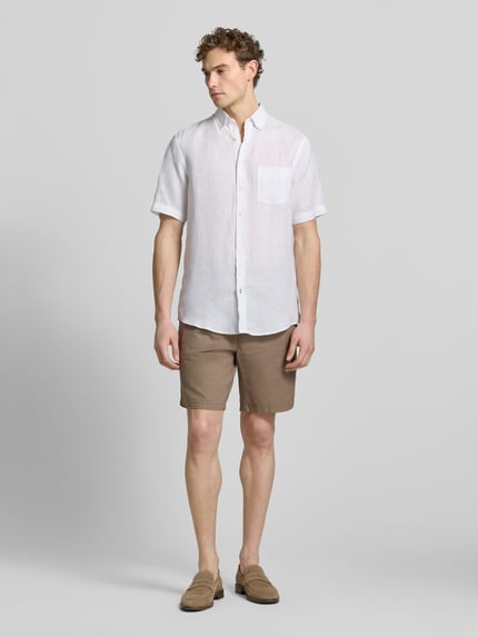 Männermodel trägt Regular Fit Freizeithemd aus Leinen von Christian Berg Men in Weiß mit Brusttasche, Kurzarm, Ganzkörperansicht von vorne.