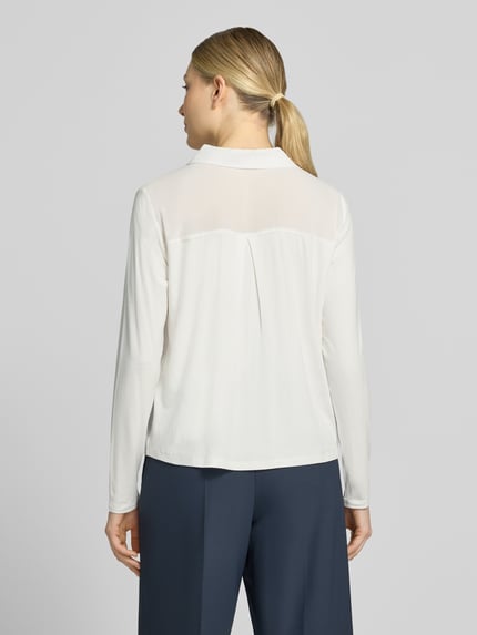 Frauenmodel trägt Regular Fit Langarmbluse mit Hemdblusenkragen Modell 'Frera' von OPUS, cremeweiß, glatte Textur, Ganzkörperansicht Rückansicht.