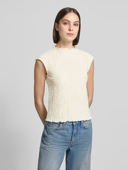 Frauenmodel trägt Top mit Strukturmuster von Jake*s Collection aus cremefarbenem Baumwoll-Mix mit Stretch-Anteil, Regular-Fit, Stehkragen, Rückenlänge bei Größe S 53 cm, Ganzkörperansicht von vorne.