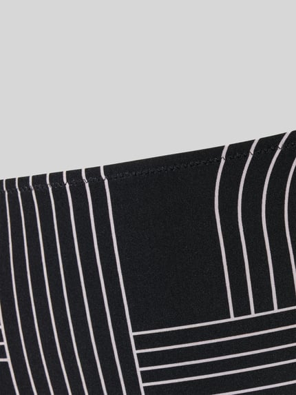 Produktfoto, Bikinihose mit grafischem Muster Modell 'LINE SET' von WATERCULT, Schwarz mit weißen Linien, Material-Mix mit Stretch-Anteil, elastischer Bund, körpernahe Passform, glatte Textur