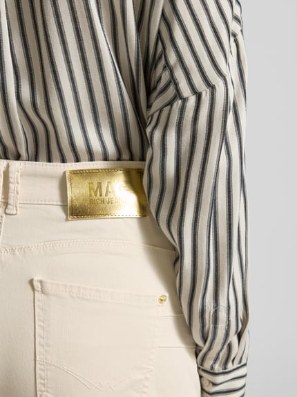 Frauenmodel trägt Wide Fit Stoffhose im 5-Pocket-Design Modell 'Rich' von MAC, beigefarbener Baumwoll-Mix, Detailaufnahme Rückansicht