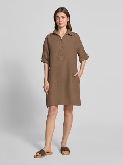 Frauenmodel trägt Knielanges Leinenkleid mit Knopfleiste Modell 'Al44inii' von ZABAIONE in Braun, Gerader-Schnitt, Hemdblusenkragen, Ärmel mit Aufschlag, Ganzkörperansicht von vorne.
