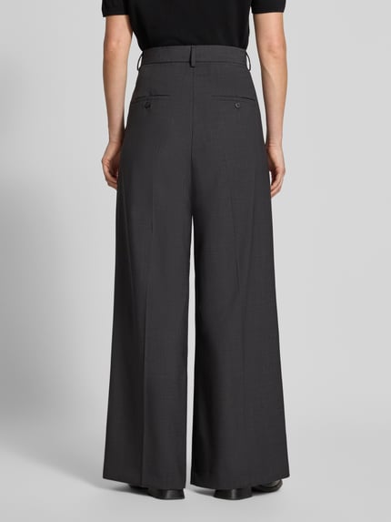 Vrouwenmodel draagt wijdte broek uit pure scheerwol model 'ADELFI' van Weekend Max Mara, antracietgrijs, rugaanzicht, Dames Weite Hose von Weekend Max Mara.