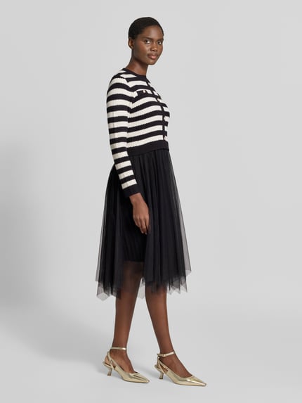 Frauenmodel trägt Knielanges Kleid aus Viskose-Mix im 2-in-1-Look von Apricot, A-Linie, Schwarz-Weiß, Rundhalsausschnitt, Ganzkörperansicht von vorne.