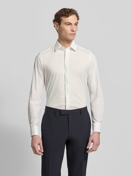 Männermodel trägt Body Fit Business-Hemd mit Kentkragen von OLYMP Level Five, Baumwoll-Elasthan-Mix, Knopfleiste, helles Uni-Design, Ganzkörperansicht von vorne. Rückenlänge bei Größe 40: 81 cm, Schulterbreite: 43 cm, Ärmellänge: 68 cm.
