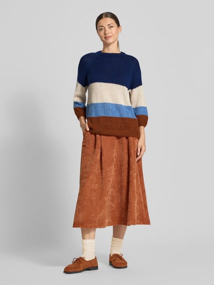 Frauenmodel trägt Relaxed Fit Pullover mit Woll-Anteil in Strick-Optik von MORE, breite Blockstreifen in Blau, Beige, Braun, Material-Mix, Rundhalsausschnitt und 3/4-Arm, Ganzkörperansicht von vorne.