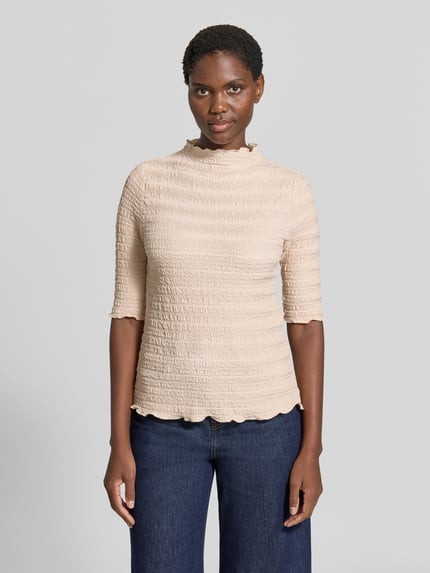 Frauenmodel trägt Regular Fit T-Shirt mit Strukturmuster Modell 'LT JULI' von Betty Barclay in Beige, Ganzkörperansicht von vorne, Damen T-Shirt von Betty Barclay.