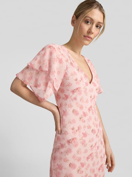 Frauenmodel trägt Maxikleid mit Volants Modell 'Celesse' von Neo Noir in Rosa mit Blumenmuster, Chiffon, Nahaufnahme Oberkörper.