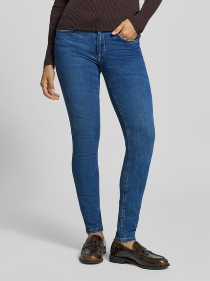 Frauenmodel trägt Skinny Fit Jeans mit Eingrifftaschen von Liu Jo White in Blau, Baumwoll-Mix mit Stretch-Anteil, Nahaufnahme Unterkörper.