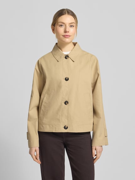 Kobiece modelka nosi Regular Fit Trenchcoat aus Baumwoll-Lyocell-Mix od s.Oliver RED LABEL, beżowy, krótki, gładki twill, widok z przodu, całe ciało.