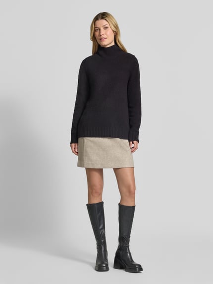 Frauenmodel trägt Ausgestellter Mini-Rock mit Nahtreißverschluss Modell 'FORTUNEALLISON' von VERO MODA, beige Farbe, glatte Textur, Ganzkörperansicht von vorne, Damen Mini-Rock von VERO MODA.