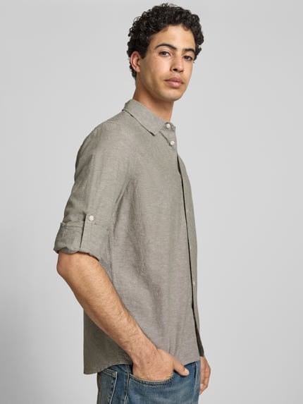 Männermodel trägt Regular Fit Freizeithemd mit Kentkragen Modell 'ABAN' von Blend, Leinenstruktur, Knopfleiste, seitliche Ganzkörperansicht. Rückenlänge 80 cm, Schulterbreite 42 cm, Ärmellänge 67 cm.
