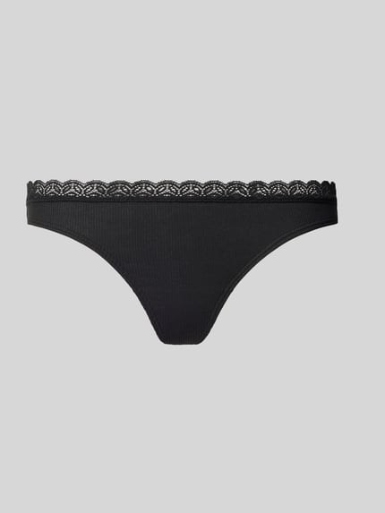 Produktfoto, schwarzer String aus Modal-Mix mit Spitzenbesatz von Jake*s Casual auf grauem Hintergrund, feine Rippenstruktur erkennbar.