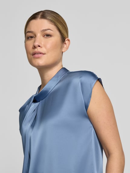 Männermodel trägt Blusentop aus Satin mit Knotendetail Modell 'Fleur Drapy' von Neo Noir in Blau, krój regular fit, Nahaufnahme Oberkörper, długość pleców w rozmiarze 36: 59 cm