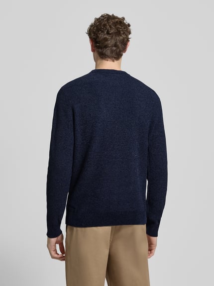Männermodel trägt Regular Fit Strickpullover aus Baumwoll-Mix von Tom Tailor, Optik: Melange, Rippstrick, Ganzkörperansicht Rückansicht.