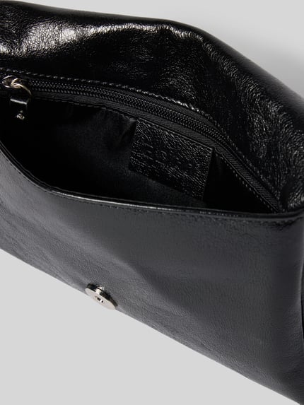 Produktfoto, Clutch aus echtem Leder mit Strukturmuster von Abro in Schwarz mit Magnetverschluss, Reißverschlussfach und Label-Detail innen