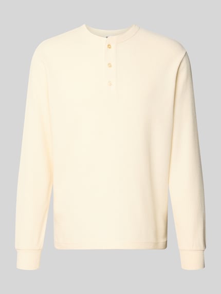Produktfoto, cremefarbener Regular Fit Pullover mit Knopfleiste Modell 'Kilano' von Drykorn, Baumwoll-Mix, Strukturmuster, Rundhalsausschnitt.